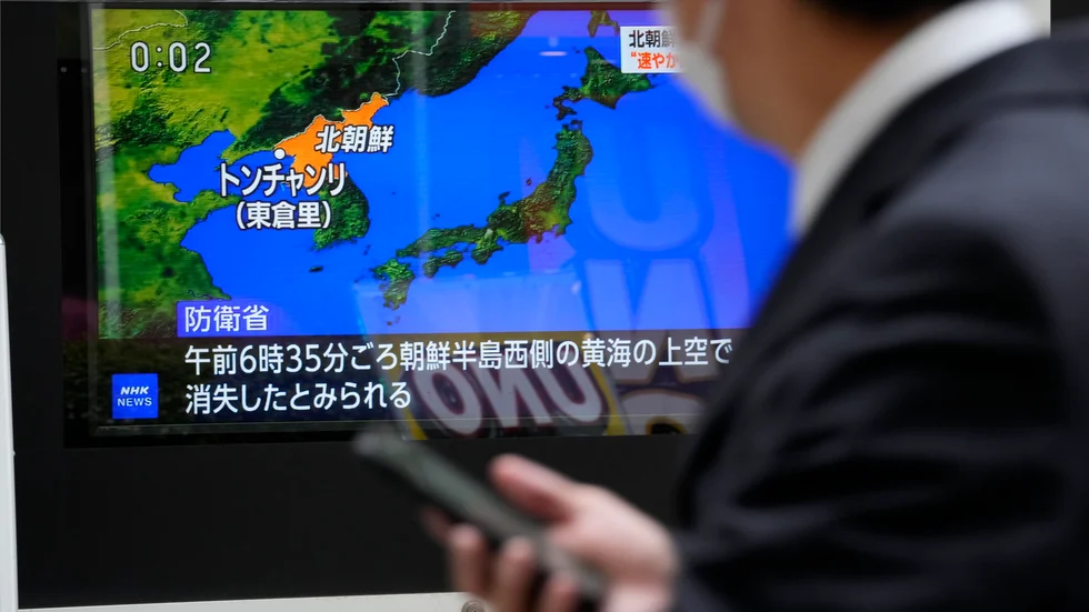 Den nordkoreanska satellit som under våren kraschade i havet väster om Koreahalvön hade inte kunnat användas i militärt syfte, enligt sydkoreanska myndigheter. Arkivbild från japansk tv.