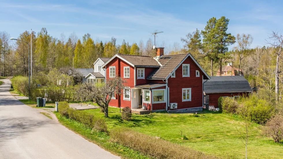 Det var rekordintresse för det rödmålade huset i Lotorp när det kom ut till försäljning. 
