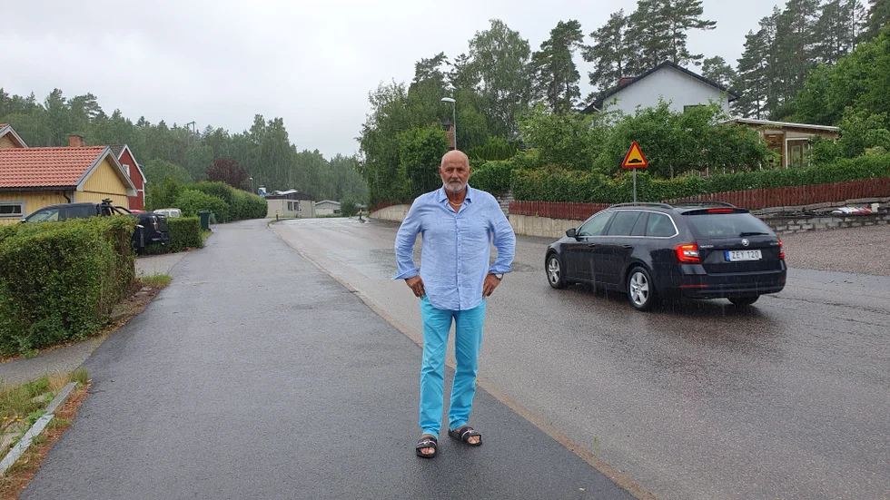 "På eftermiddagarna när man står här och det är förskolehämtningar och annat, då går det ganska fort", säger Robert Eriksson. Han tror att bilister kör i snitt 50 km i timmen. Och vissa kör ännu snabbare menar han.    