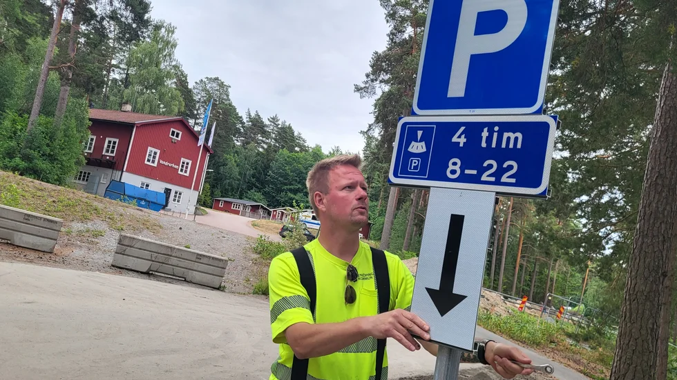 Fler bilparkeringar har ordnats i Bredsand. Åke Lindén från gatuavdelningen sätter upp skyltarna.