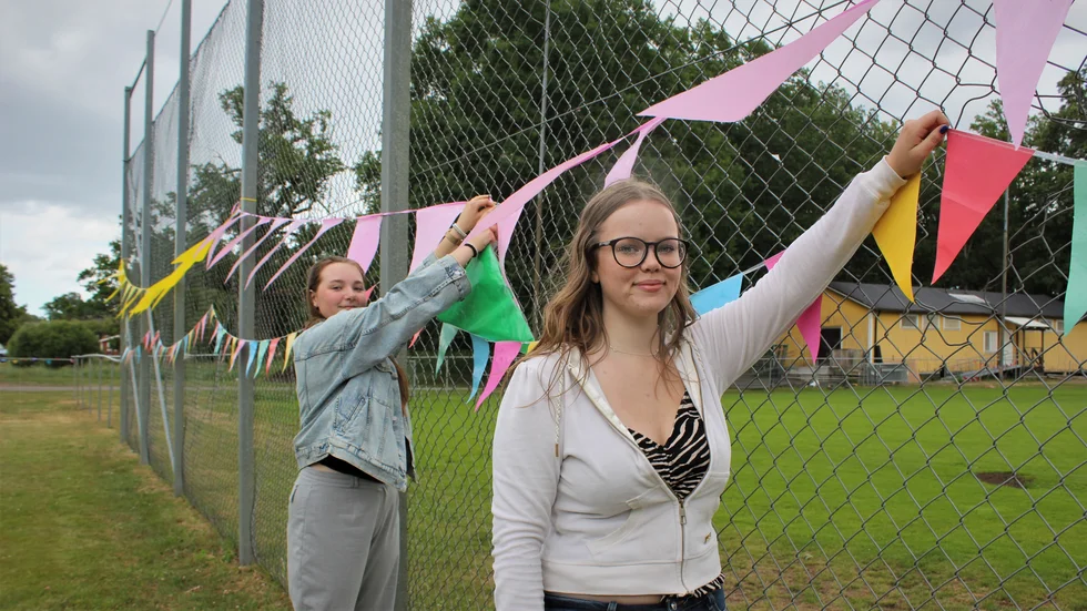 Ida Alfredsson och Molly Björkén från ungdomsverksamheten 1357 pyntade under tisdagseftermiddagen inför onsdagens Edbergadag. "Hoppas att det blir bra väder", säger de och berättar att de kommer att testa olika aktiviteter under onsdagen, men också att de kommer vara i det tält där 1357 kommer att hålla till. 