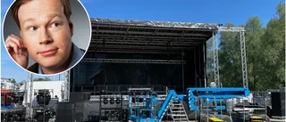 Sista förberedelserna inför kvällens standup på hamnplanen