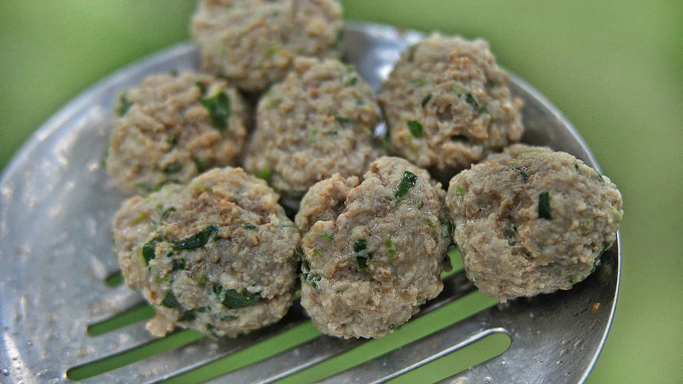 Frikadeller. Buljongkokta köttbullar av lammfärs, timjan, persilja och vitlök är gott tillbehör till grönsakssoppor.