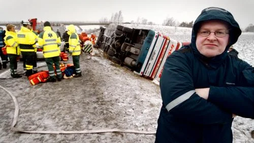 Jari Asa mötte olycksbussen och såg hur vinden fångade den och kastade den av vägen. Han var snabbt framme vid bussen och kunde hjälpa passagerarna.
