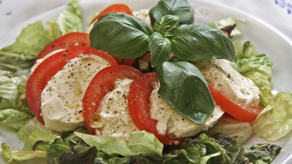 Före pastan passar en fräsch caprese med tomater, mozzarella och färsk basilika. Foto: Dan Strandqvist