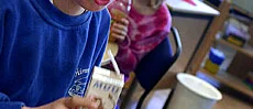 Eleverna får äta i klassrummet