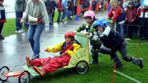Lådbilsrally i Mjölby. Jolene Ramstedt från Egebyskolan styr medan Robin Fullmestad och Jonathan Strandberg skjuter på.