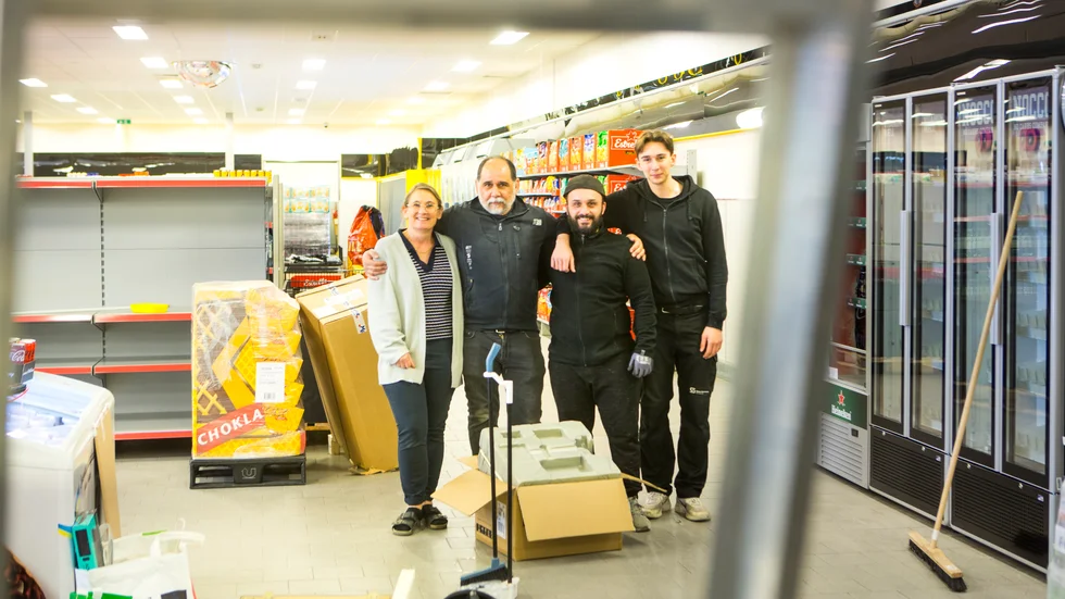 Pernilla Almqvist, Younes Elammari, Arber Shabani och Alexander Almqvist Elammari har fullt upp inför fredagens butikspremiär.