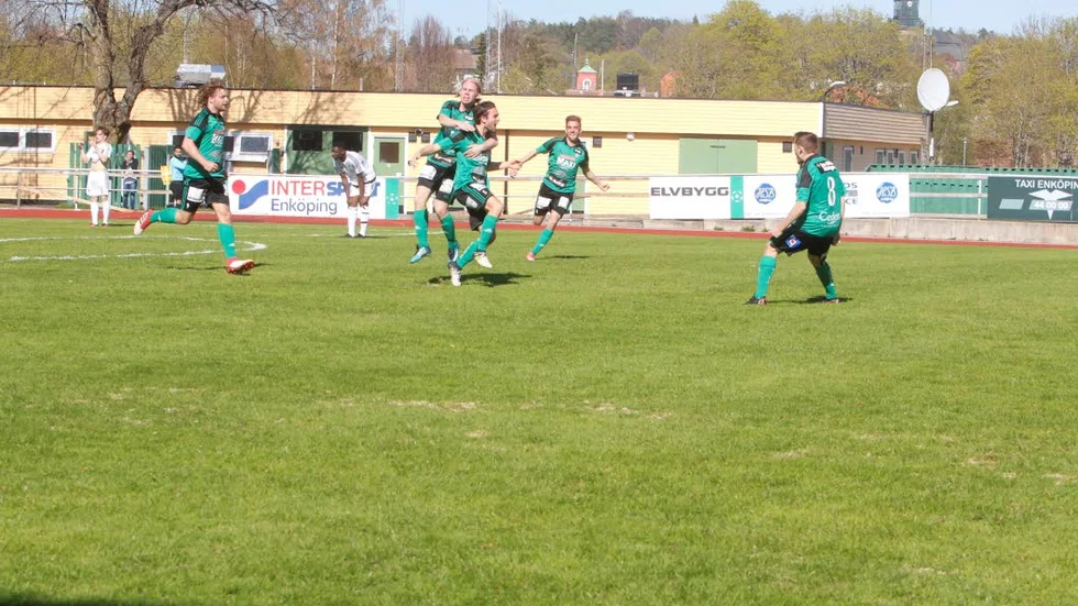 Segerjubel. Adrian Alan klev fram och gjorde förlösande 3-2 på stopptid som såg till att ESK tog tre viktiga poäng.