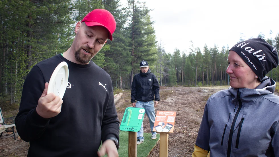Henrik From visar Therese Lundmark hur handfattningen bör vara när spelaren kastar ut från startplattan.