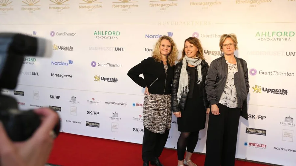 Fotografering på röda mattan. Karavan landskapsarkitekter är bland de nominerade till Årets företagare. Fr v Åsa Ehn Hillberg, Kristina Ehrstedt och Karin Danielsson