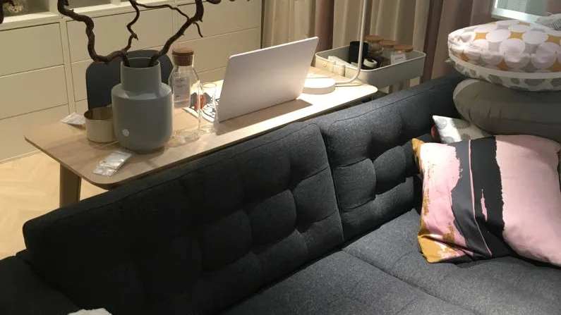 Soffmys med arbetsplats inom räckhåll. Vardagsrummets funktioner är under förändring.