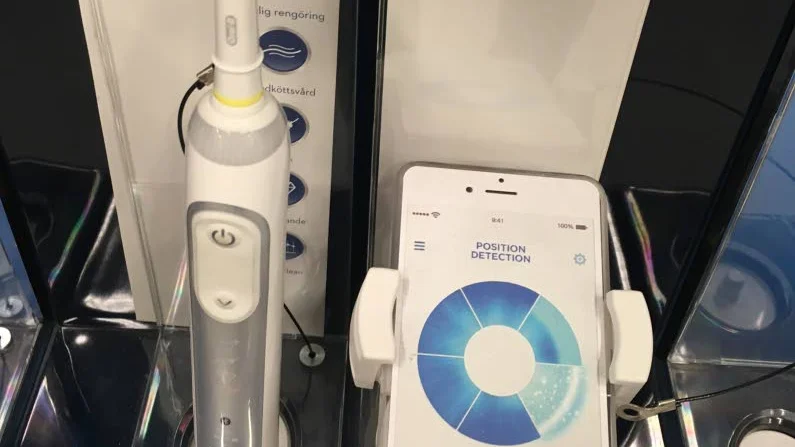 Ny teknik finns överallt. Eltandborsten kan kopplas till mobilen via bluetooth, blåtand (!)