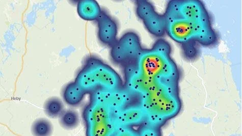 Länsförsäkringar Uppsala har för in inrapportade villaskador efter stormen på en karta över Uppsala län där varje svart prick markerar skador på villor. I de röda områdena finns flest skador, runt Östhammar och Gimo.