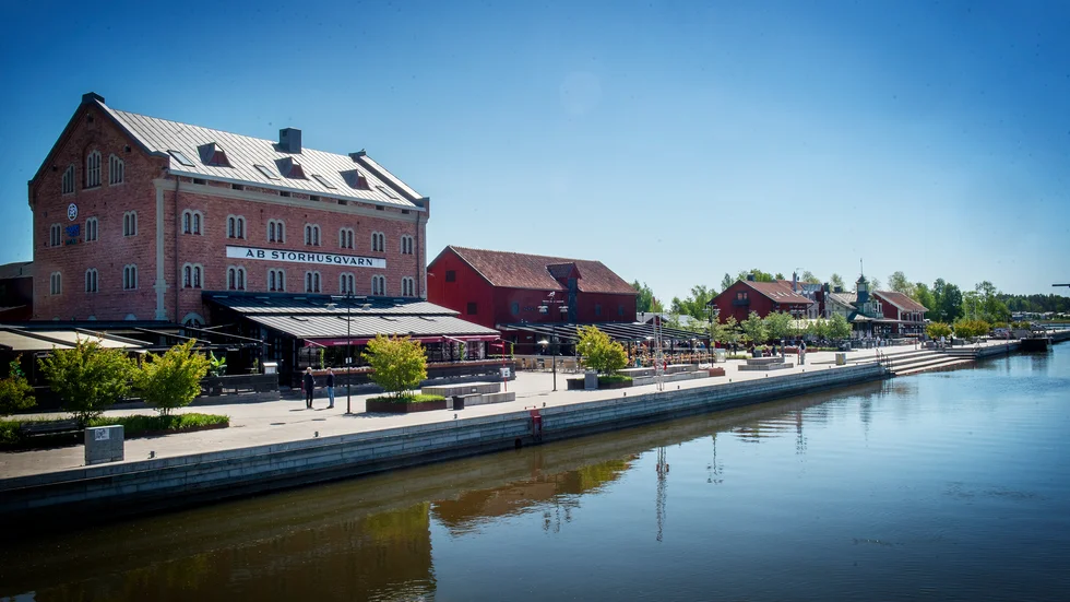 Nyköpingsbaserade familjeföretaget Casab har köpt  magasinet (den röda byggnaden i mitten) i hamnen med planen att på sikt rusta upp invändigt. 
