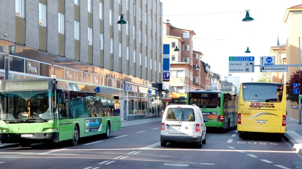 Dyrare. Buss är för dyrt, jämfört med bil, skriver Nisse Lovén.