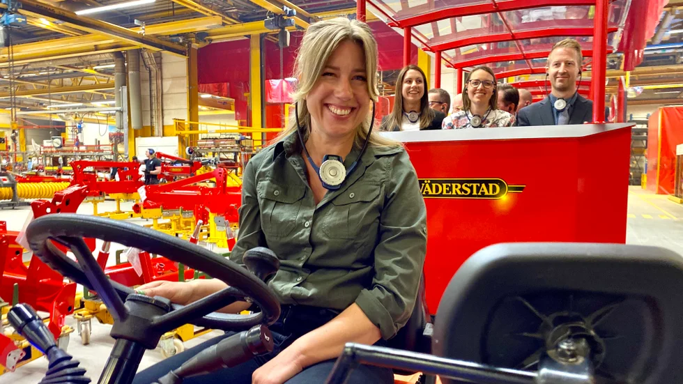 Sara Andersson rattar det nya besökståget där Väderstad AB nu kan skjutsa runt besökare på en guidad tur i sin fabrik.