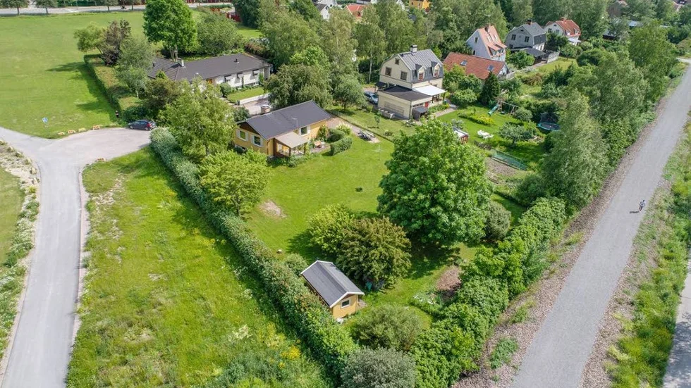 En villa i Gamla Uppsala intill ett flertal fotbollsplaner. Det var den mest klickade bostaden i länet hos Hemnet i förra veckan.
