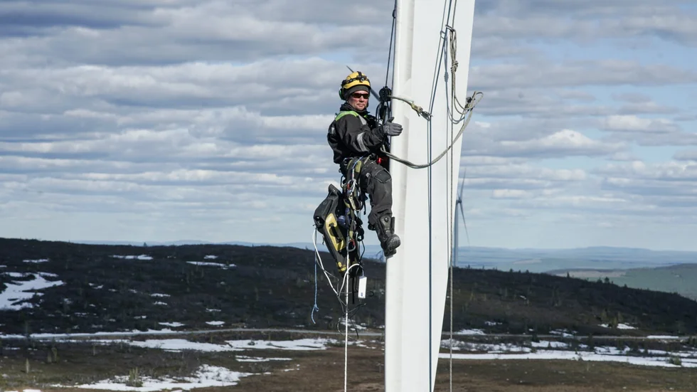 Isbildning på vindkraftverkens vingar utgör en utmaning för vindkraftsparkerna i norr. Greger Nilsson från Norrfjärden driver bolaget Blade Solutions och har uppfunnit metoder för att reparera vindkraftverkens avisningssystem.