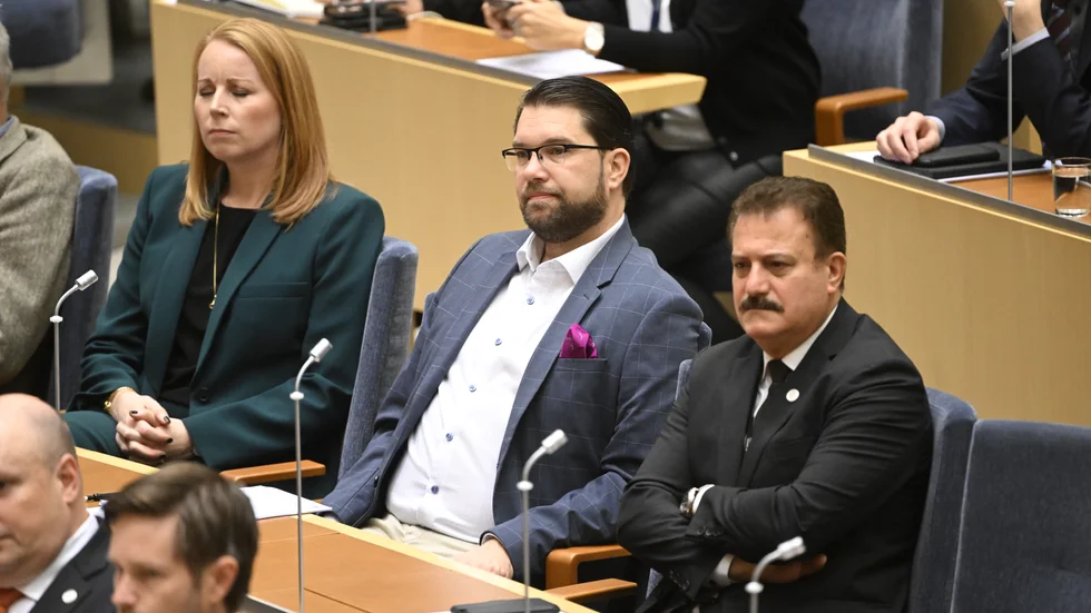 Socialdemokraternas riksdagsledamot Jamal El-Haj (S), till höger, i riksdagens kammare i oktober. Arkivbild.