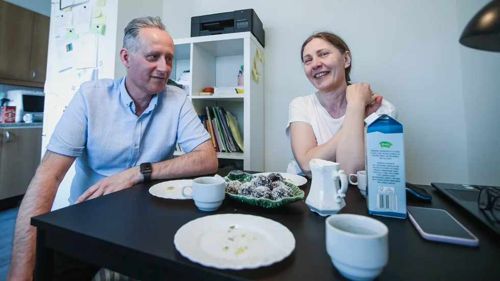  Mykhailo och Marina pratar svenska med varandra även när de är ensamma. Det menar de har hjälpt dem att lära sig svenska på kort tid. Men för att få svensk läkarlegitimation så att han återigen kan jobba som neurokirurg menar Mykhailo att han måste studera mycket för att kunna behärska det svenska medicinspråket.