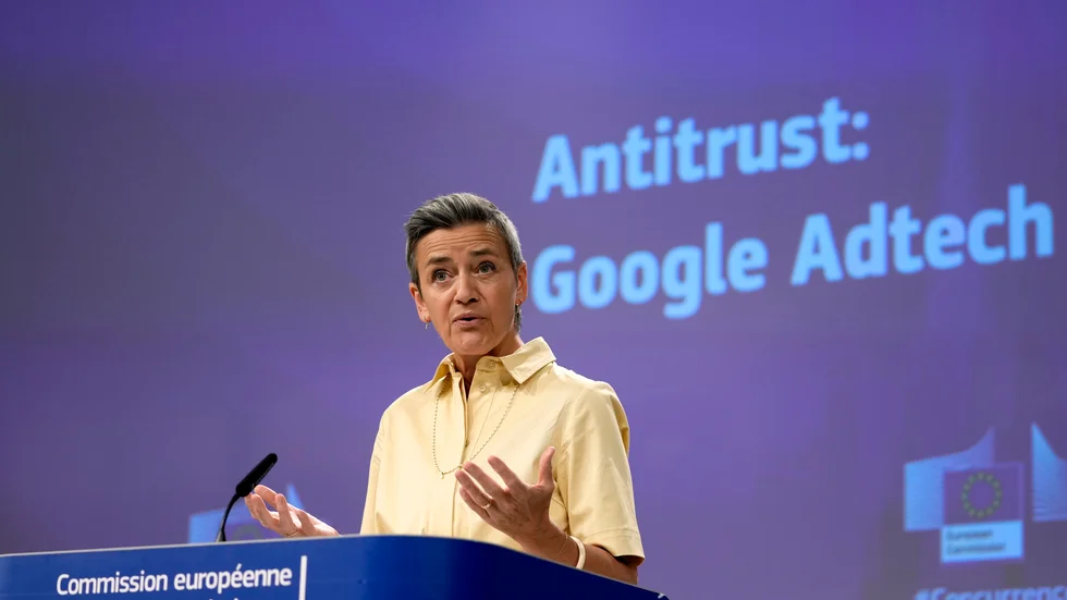 Google kan ha använt sin marknadsposition för att gynna sina egna tjänster på ett otillbörligt sätt, enligt Margrethe Vestager, ansvarig för konkurrensfrågor i EU-kommissionen.