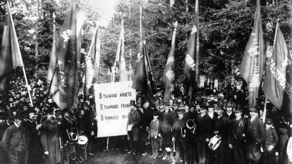 1890 demonstrerade arbetarrörelsen för första gången under första maj. Då var det viktigaste kravet åtta timmars arbetsdag. Det skulle dröja nästan 30 år innan kravet blev verklighet.