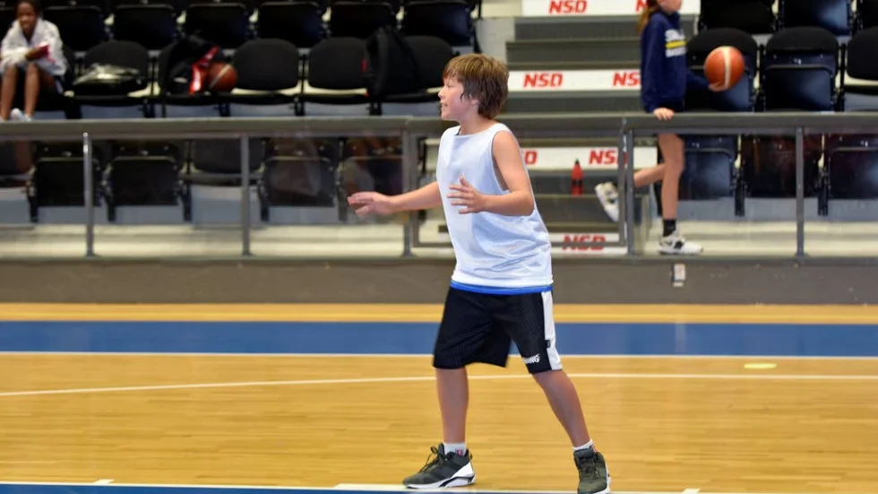 Elliot Enbom, 12 år, väljer att hårdträna basket istället för sommarlovsvila.