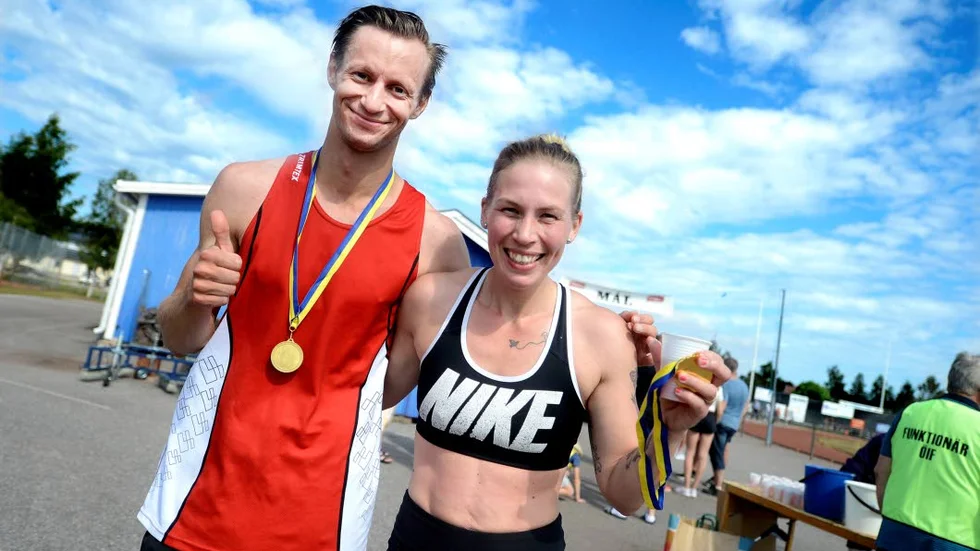 Segrarna i årets marknadslöpet i Överkalix, Peter Larson, Lulekamraterna och Cecilia Rantatalo för Jukkasjärvi IF, hade haft  en tuff uppladdning.