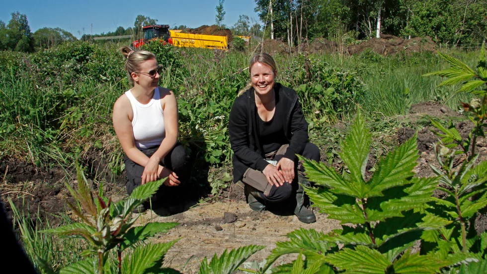 Josefine Palmgren och Lisa Johansson från länsstyrelsen är på plats och instruerar hur det ska grävas för att få till ett optimalt kalkkärr. Den ljusa ytan i nedre kanten på bilden är den kalkrika och näringsfattiga jord som ska grävas fram.