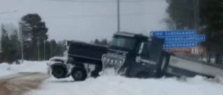 Malmlastbil gled av vägen