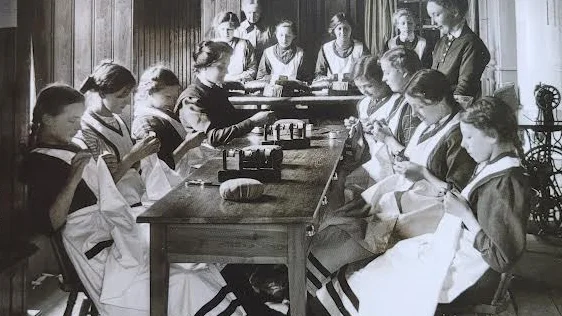 En bild från Fruntimmerssamfundets skola, där "fattiga flickebarn" fick lära sig "innanläsning, kristendom och de mest nödiga kvinnoslöjder samt handledning till arbetsamhet och goda seder", som det stod i en notis i Wisby tidning den 14 juni 1823. 