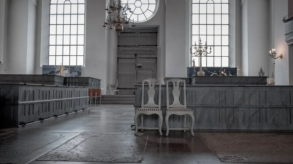 Skolavslutningen ska inte hållas i en kyrka enligt krönikören. Kyrkan på bilden har ingeting med krönikans text att göra.