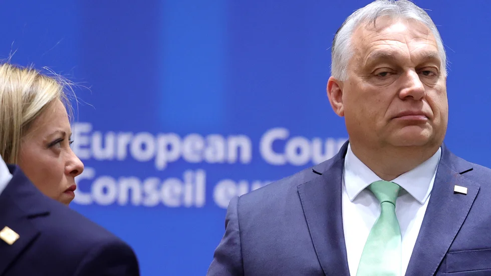 Ungern rasar mot EU:s migrationsuppgörelse i ministerrådet. Här står premiärministern Viktor Orban till höger om Italiens Georgia Meloni, som har varit desto mer angelägen om att få till en större omfördelning i asylmottagandet. Arkivbild.