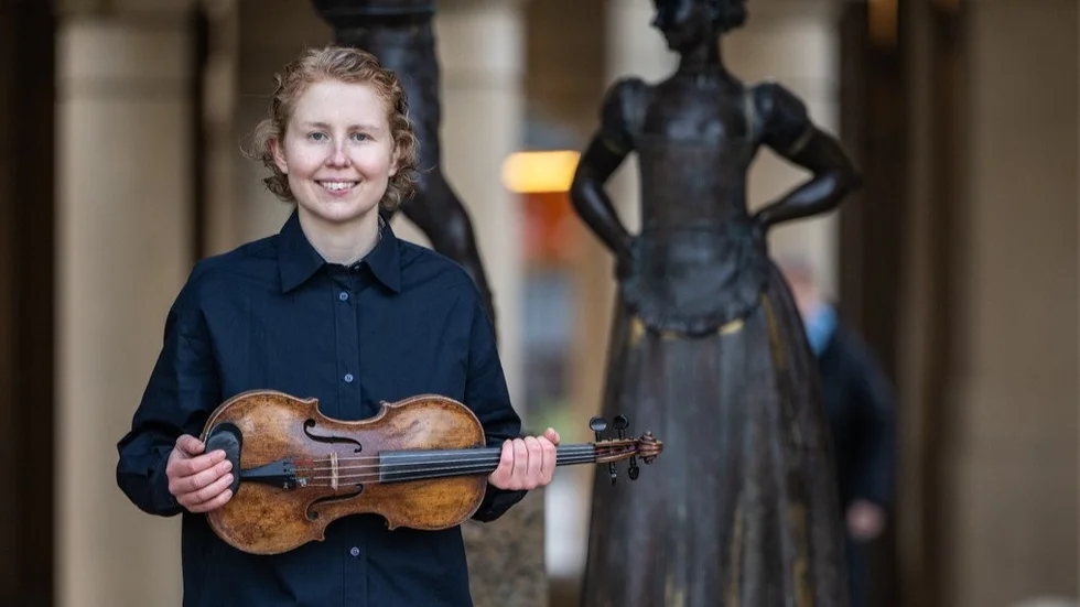Ellen Nisbeth, här med sin viola, får Sixten Gemzéus stora musikstipendium 2023. Pressbild.