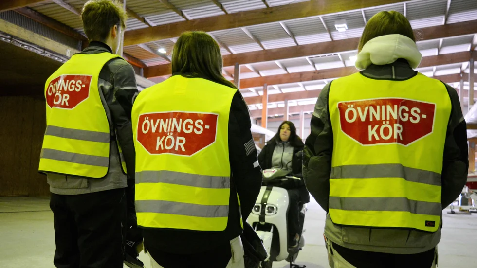 Väst med texten övningskör är obligatoriskt. 