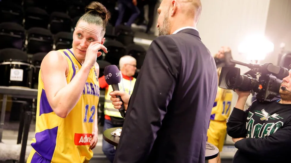 Tackade. Efter matchen mot Finland tog Anna Barthold ett tårfyllt avsked till landslaget.