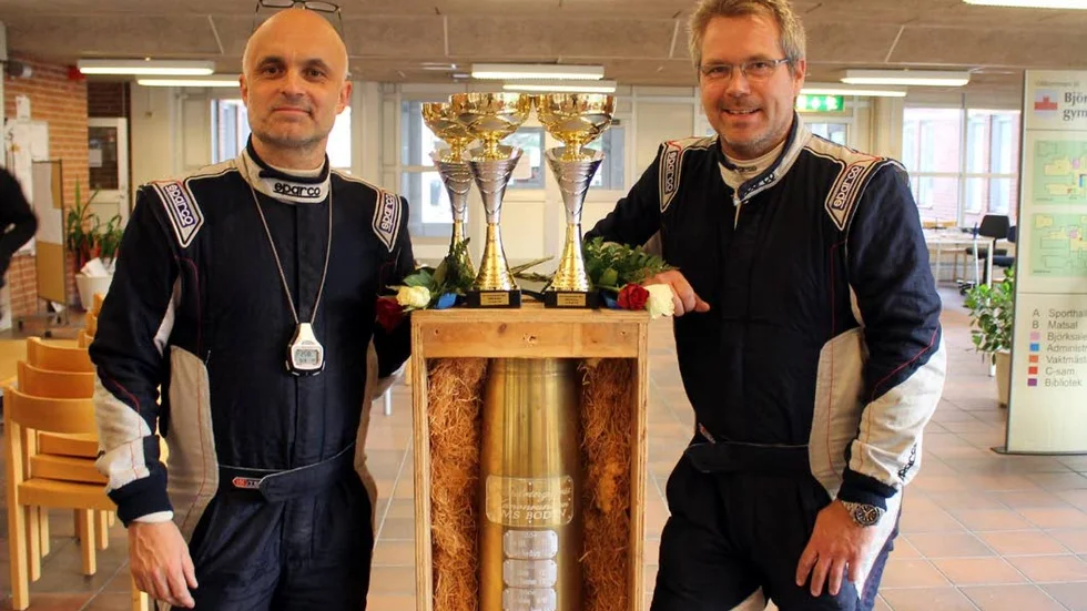 POKALER i massor. Lennart Nilsson (till vänster) som kartläsare och Michael Wikström vann Kanonrundan för tredje året i rad.