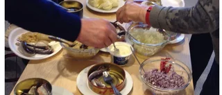 Glada Seniorer åt surströmming