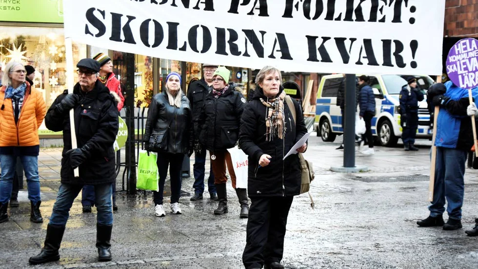 Bristande lyhördhet. Trots stora protester mot skolnedläggningar av mindre skolor i Luleå till förmån för större enheter drevs ”Framtidens skola” igenom.