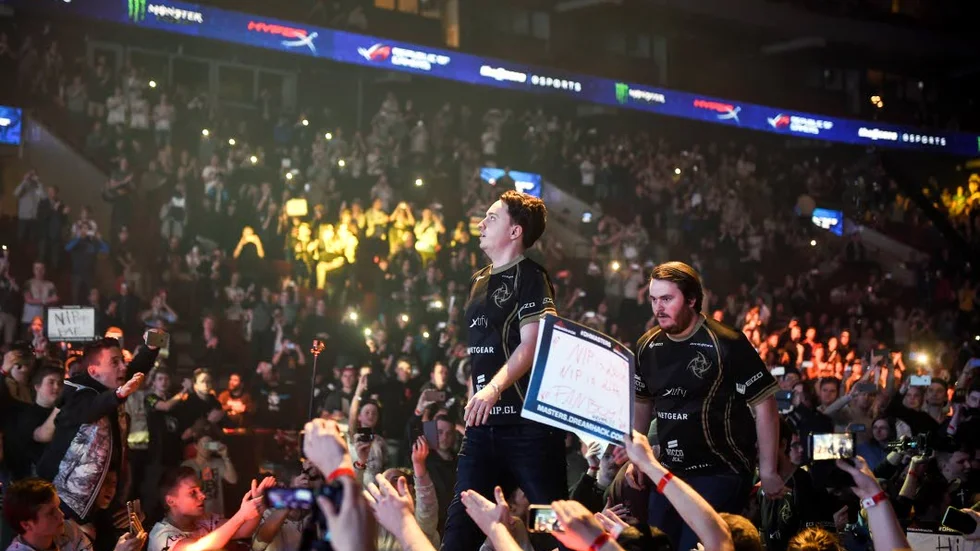 Stort. Intresset för e-sport, organiserad tävling i datorspel, har vuxit oerhört de senaste åren och omsätter jättesummor i prispengar i turneringar världen över. Här en bild av det svenska laget Ninjas in Pyjamas på plats i Malmö Arena förra året.