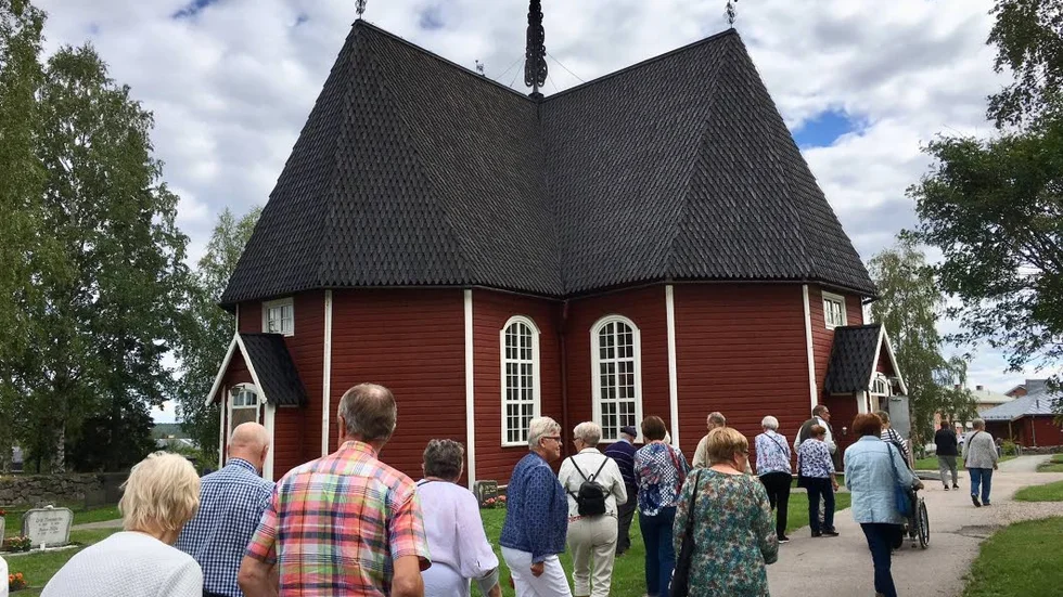 På väg in i 1700-tals kyrkan i Övertorneå.