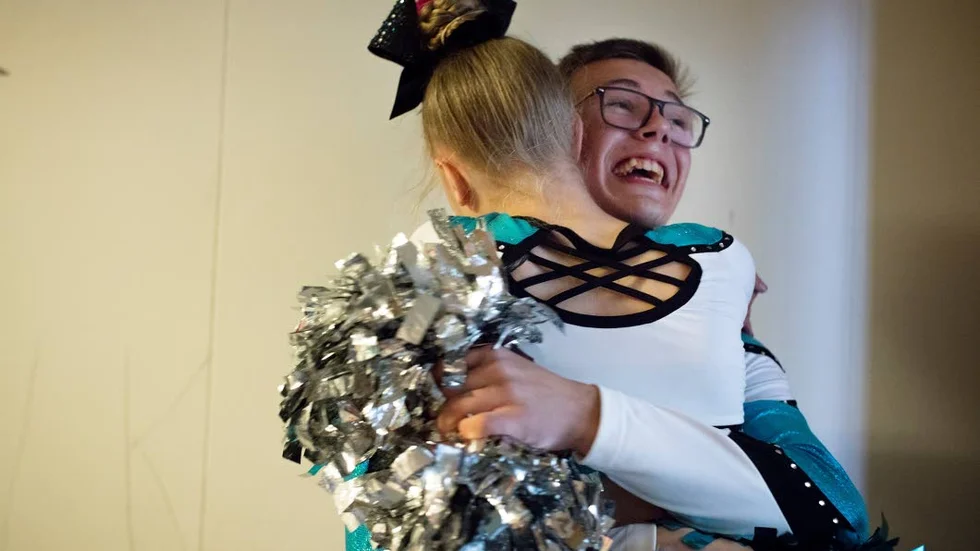 Jonathan Eriksson, ACA Gladiators, och Runa Persdotter Hanno, ACA Titans, kramas efter guldet