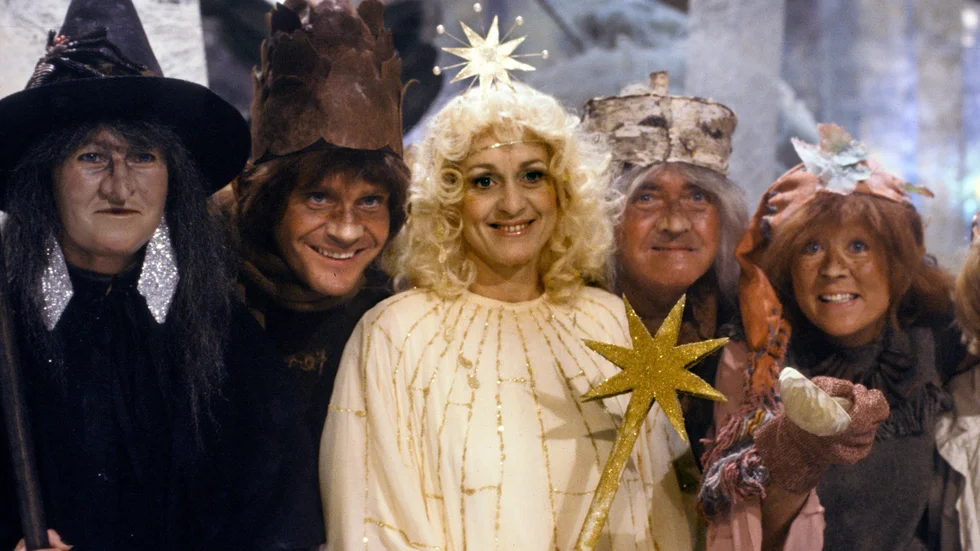 Julkalendern "Trolltider", med manus av Maria Gripe och hennes dotter Camilla Gripe visades i SVT år 1979. Nu ska julkalendern bli musikal i Nyköping med Nymos. För bearbetningen av manuset står Anna Bromèe.