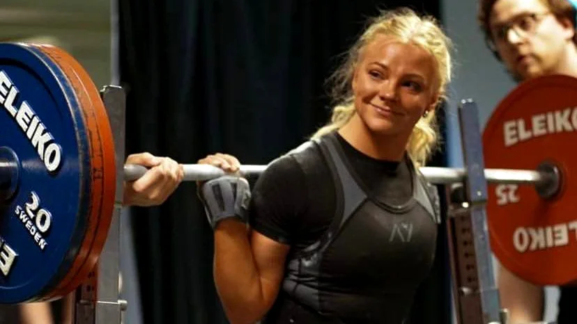 Alba Boström, Öjeby AK, har anpassat sig till nya reglerna i styrkelyft. I helgen vann hon JSM-guld i Örebro. 
