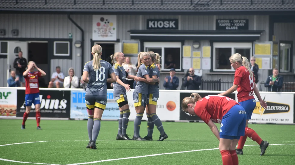 
Vimmerby jublar efter ett av sina mål i första halvlek. Boren fortsätter att förlora i damtvåan och befäster sin jumboposition i tabellen.
