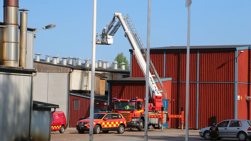 Med hjälp av höjdfordon kunde räddningstjänsten kontrollera att branden inte spridit sig till omkringliggande byggnader.