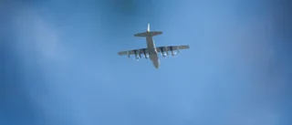 Försvaret flyger över ön för att fira landet och kungen