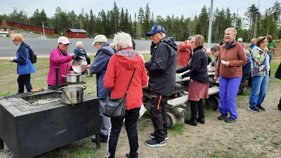 SKPF Pensionärerna i Luleå bjöd in sina vänner från Boden till grillfest på Ormberget