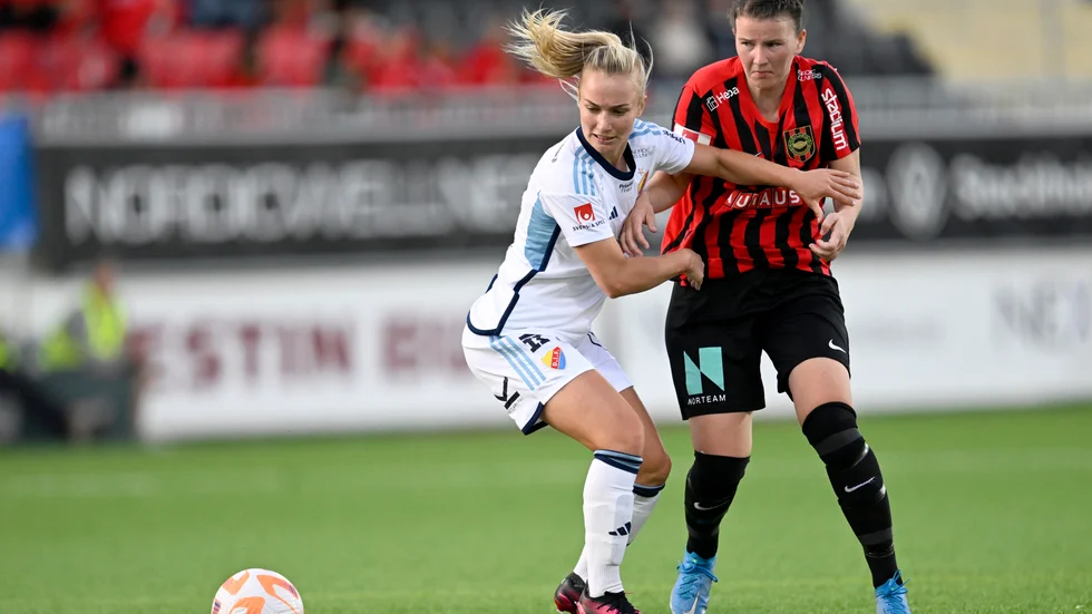 Djurgårdens Tove Almqvist (till vänster) blev matchhjälte mot BP.